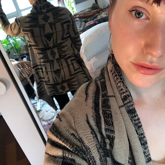 Amuse Society tan Aztec printed cardigan with asymmetrical shape - Picture 4 of 8